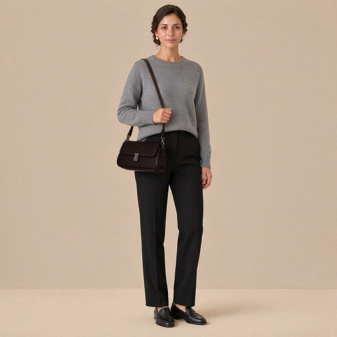 Sac baguette en similicuir café porté à l’épaule, vue en pied, sur une femme