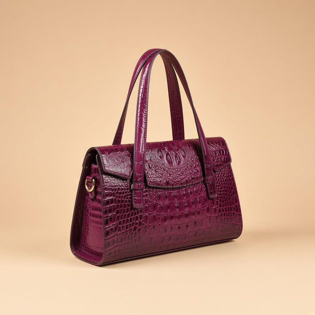 Sac Boston effet croco violet, vue de trois quarts sur fond beige
