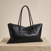 Sac cabas allongé en cuir SAKIWE Noir croco – sur socle en pierre