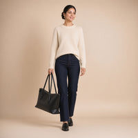 Sac cabas allongé en cuir SAKIWE Noir croco – porté à la main, en marchant