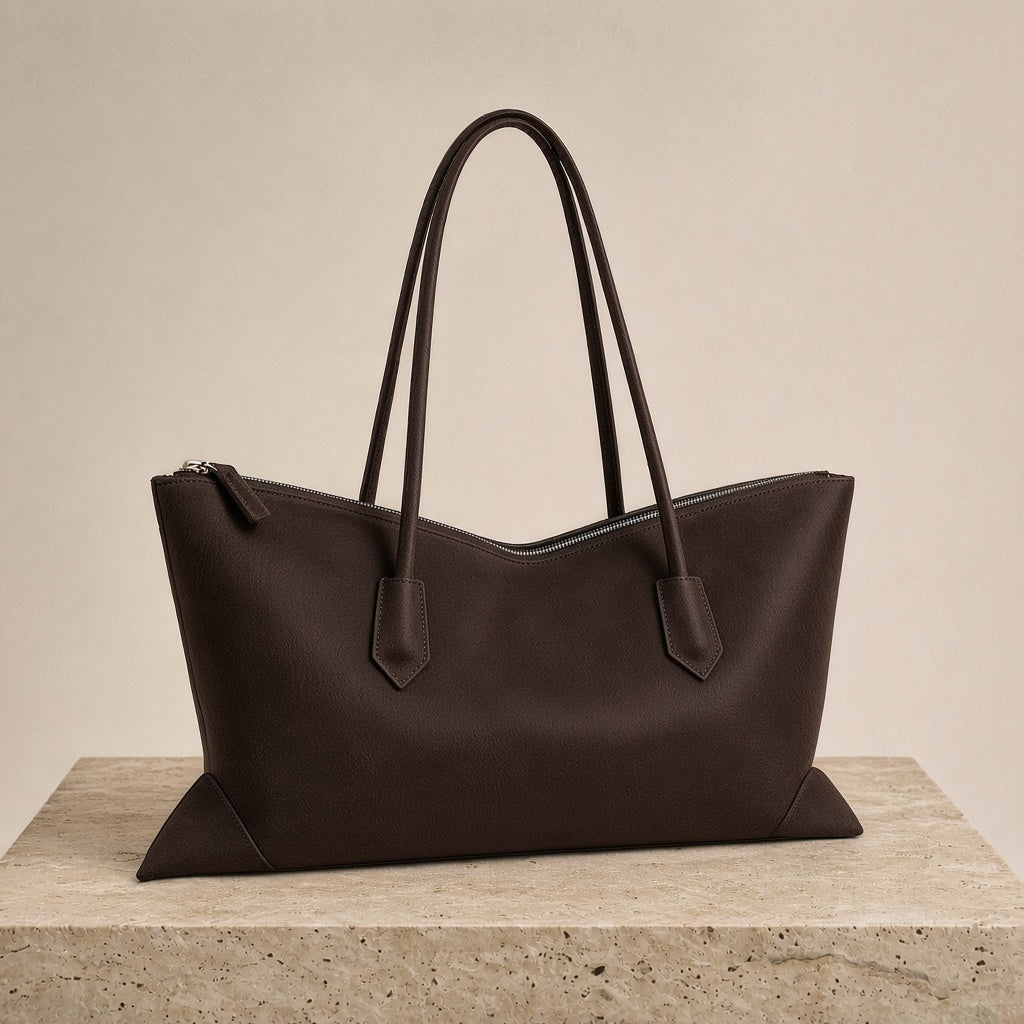 Sac cabas allongé en cuir SAKIWE Chocolat – sur socle en pierre
