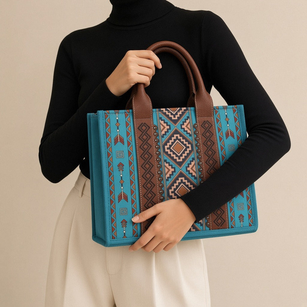 Sac cabas motif aztèque SAKIWE, coloris Turquoise – porté, plan rapproché