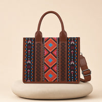 Sac cabas motif aztèque SAKIWE, coloris Marron foncé – présenté sur un socle en pierre crème