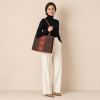 Sac cabas motif aztèque SAKIWE, coloris Marron foncé – porté par une mannequin, vue en pied