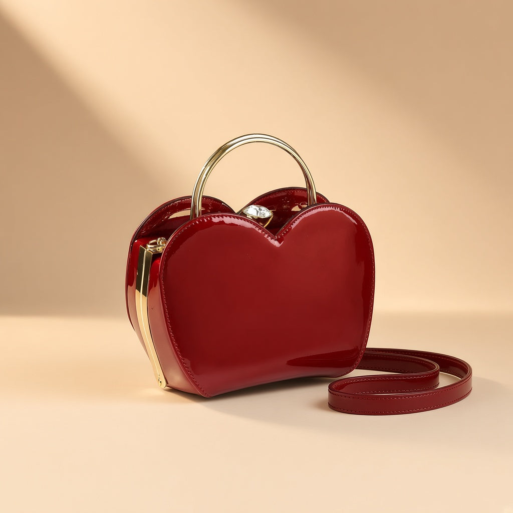 Sac coquille en cuir verni bordeaux à fermoir bijou, vue de trois quarts sur fond beige