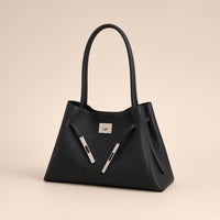 Sac porté épaule en cuir Togo SAKIWE noir vu de trois quarts