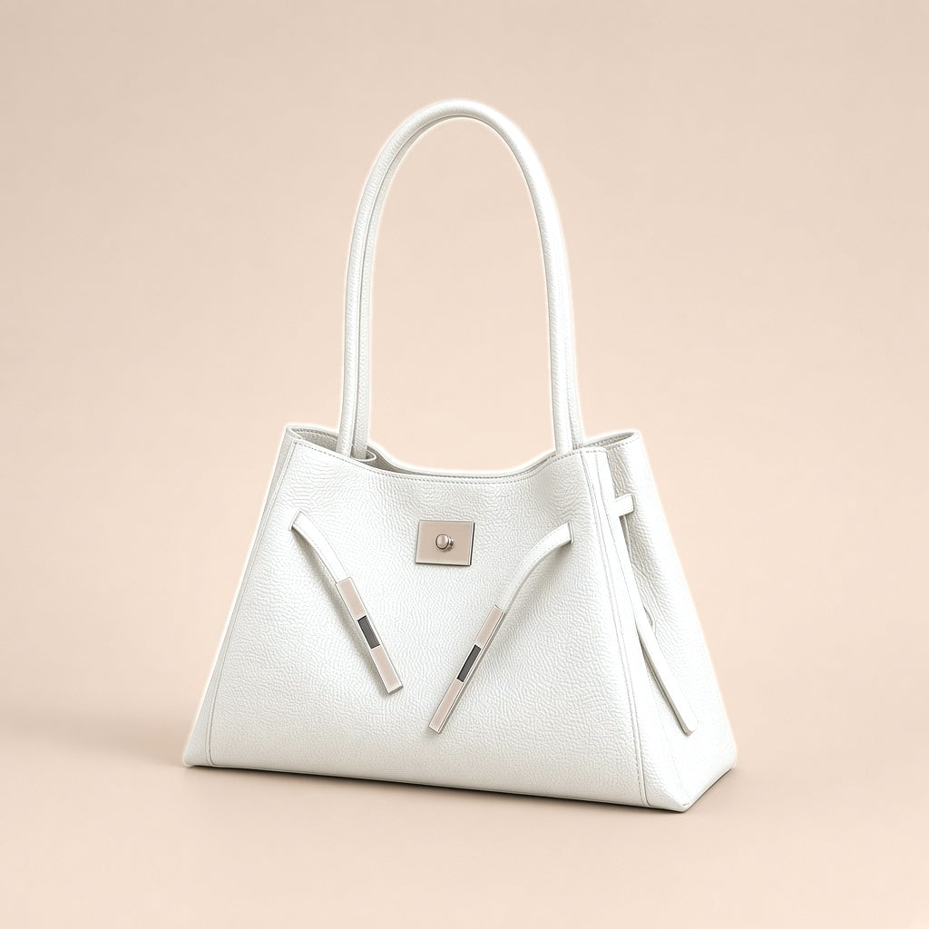 Sac porté épaule en cuir Togo SAKIWE blanc craie vu de trois quarts