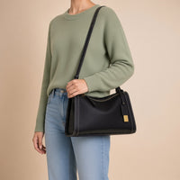 Sac porté épaule oreiller en cuir grainé graphite, porté à l’épaule, vue rapprochée