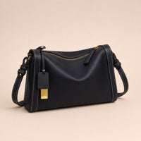 Sac porté épaule oreiller en cuir grainé graphite, vu de trois quarts