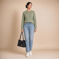 Sac porté épaule oreiller en cuir grainé graphite, tenu à la main par son anse