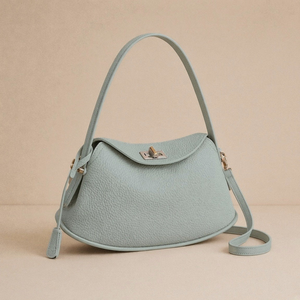 Sac oreiller en cuir grainé SAKIWE vert sauge seul, vue de trois quarts avec sa bandoulière