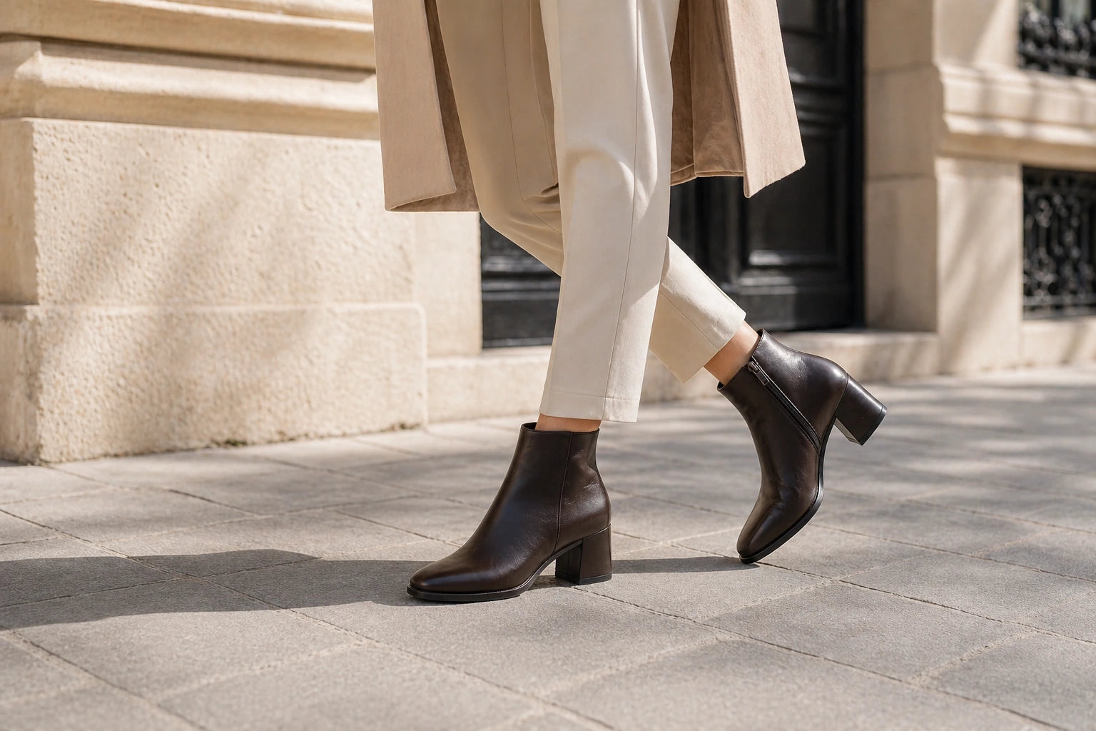 Silhouette SAKIWE avec chaussures femme portees en ville