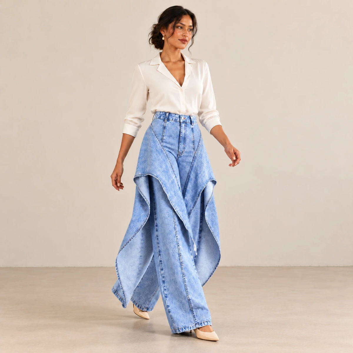Jean large bleu à panneaux superposés porté en mouvement.
