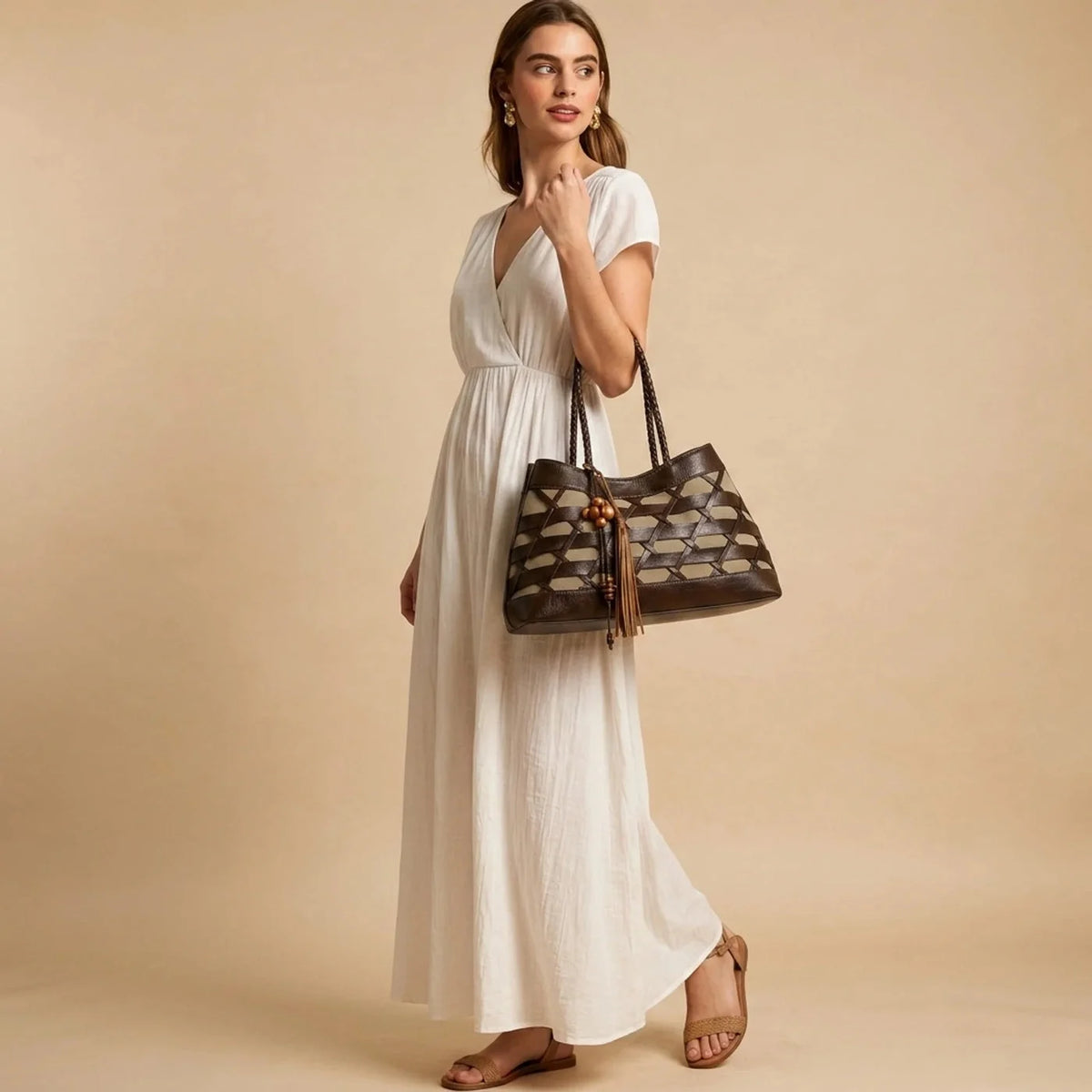 Sac cabas tressé en cuir marron café, anse tressée et pompon