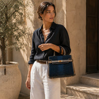 Sac bleu marine effet croco porté — vue lifestyle