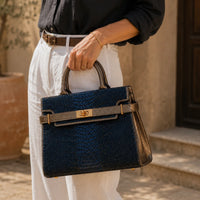 Sac bleu marine effet croco porté — détail