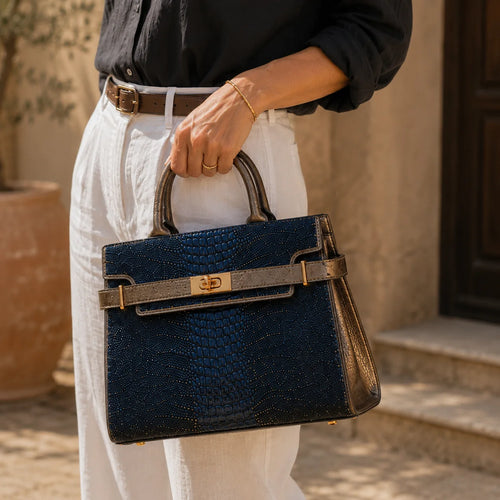 Sac bleu marine effet croco porté — détail