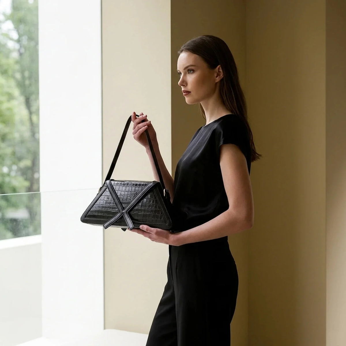 Sac triangulaire géométrique bleu à bordure contrastée, motif croisé