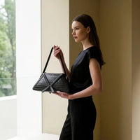Sac triangulaire géométrique bleu à bordure contrastée, motif croisé