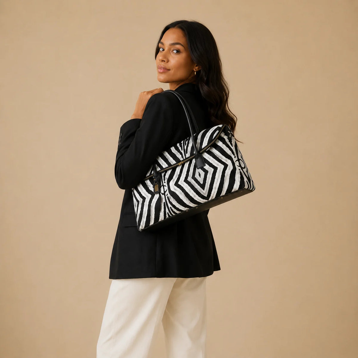Sac de voyage zèbre porté à l'épaule avec bandoulière