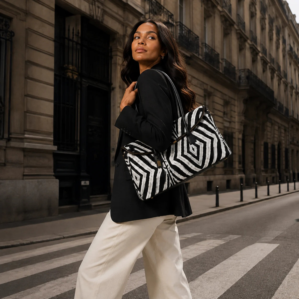 Sac de voyage zèbre SAKIWÉ porté en ville