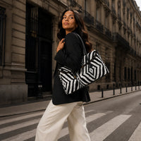 Sac de voyage zèbre SAKIWÉ porté en ville