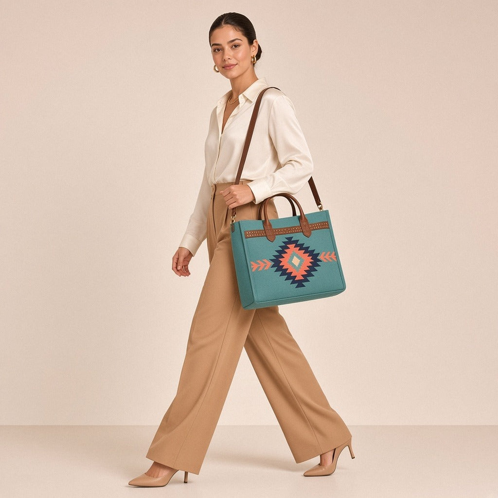 Set de sacs à motif géométrique SAKIWE, coloris Turquoise, lot de 4 pièces – porté par une mannequin, autre pose