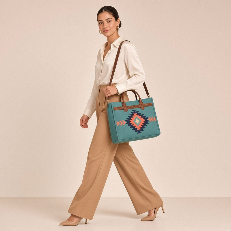 Set de sacs à motif géométrique SAKIWE, coloris Turquoise, lot de 4 pièces – porté par une mannequin, autre pose