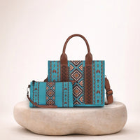 Set de sacs à motif géométrique SAKIWE, coloris Turquoise, lot de 2 pièces – présenté sur un socle en pierre crème