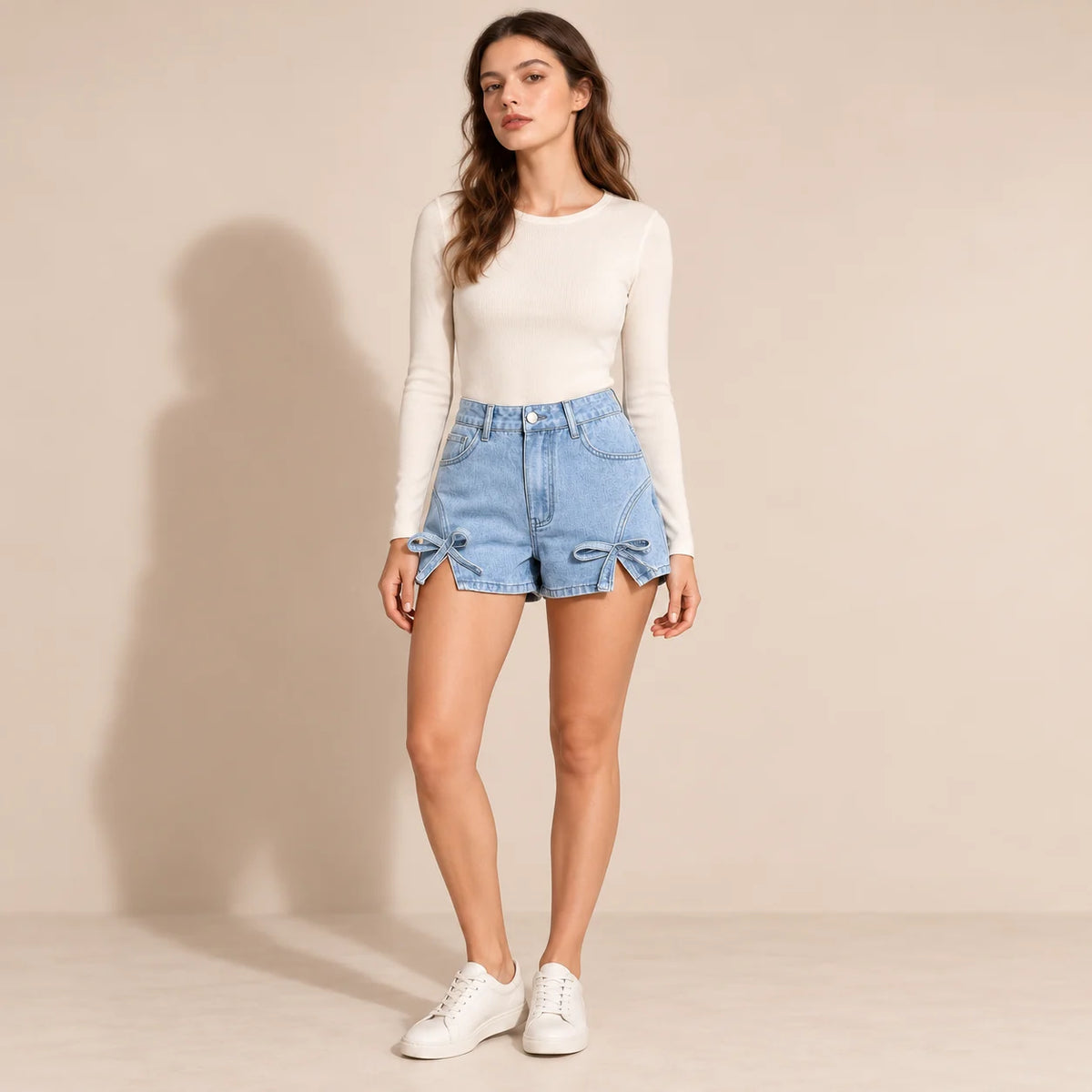 Short en jean bleu clair à nœuds porté dans une pose debout