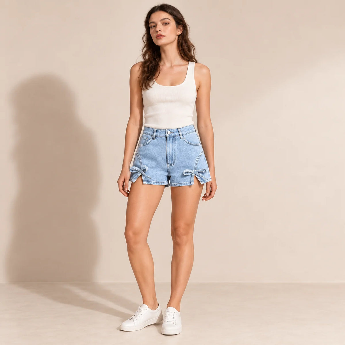 Short en jean bleu clair à nœuds et fentes, vue de face