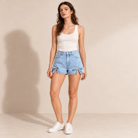 Short en jean bleu clair à nœuds et fentes, vue de face