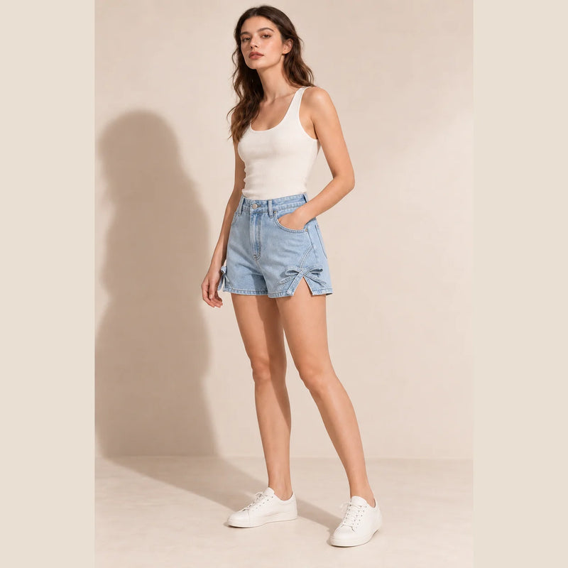 Short en jean bleu clair à nœuds, vue de profil