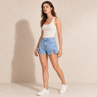 Short en jean bleu clair à nœuds, vue de trois quarts