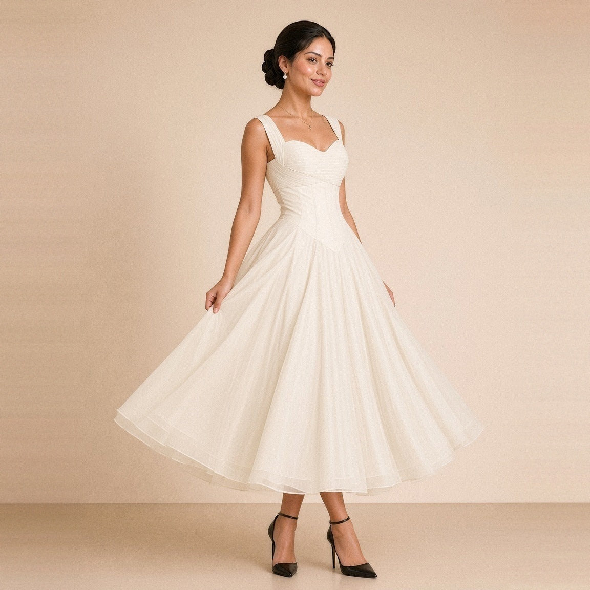 Robe midi corsetée SAKIWE blanche portée, de trois quarts