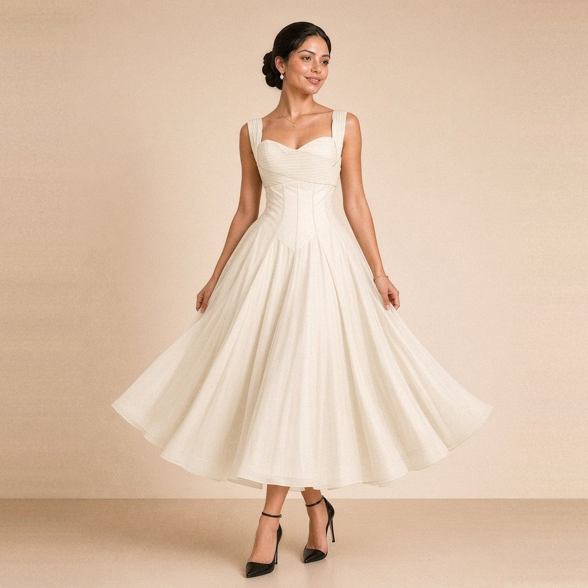 Robe midi corsetée SAKIWE blanche portée, en marchant