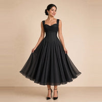 Robe midi corsetée SAKIWE noire portée, de face