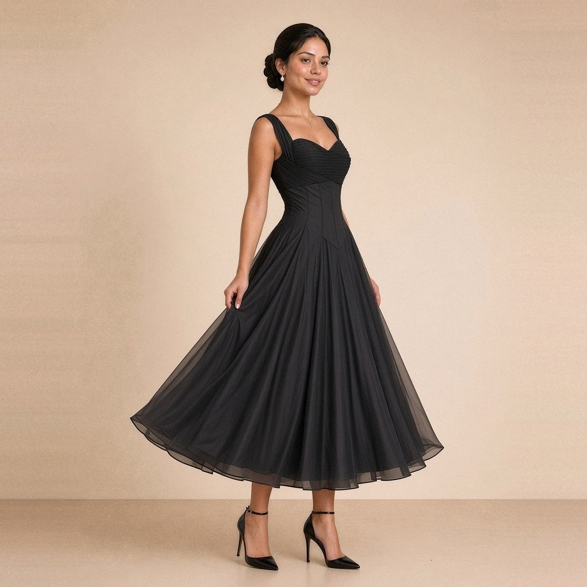 Robe midi corsetée SAKIWE noire portée, de trois quarts