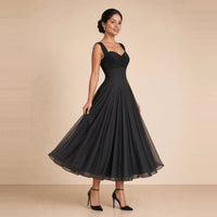 Robe midi corsetée SAKIWE noire portée, de trois quarts