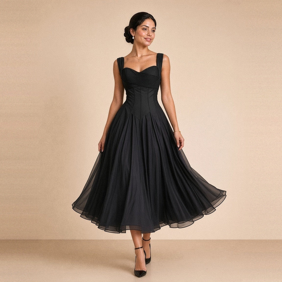 Robe midi corsetée SAKIWE noire portée, en marchant