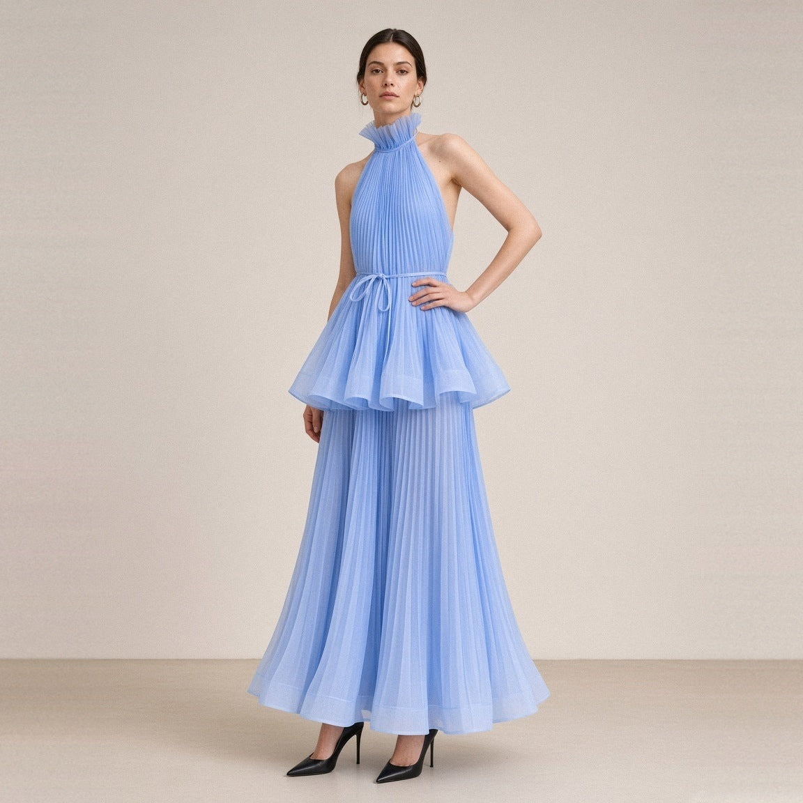 Robe longue plissée SAKIWE bleu ciel portée, de face