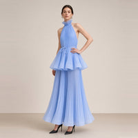 Robe longue plissée à col montant volanté, basque évasée et ceinture à nouer