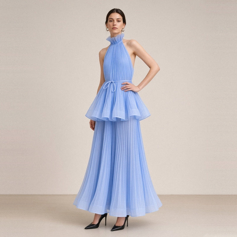 Robe longue plissée SAKIWE bleu ciel portée, de face