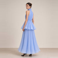 Robe longue plissée SAKIWE bleu ciel portée, de dos, trois quarts
