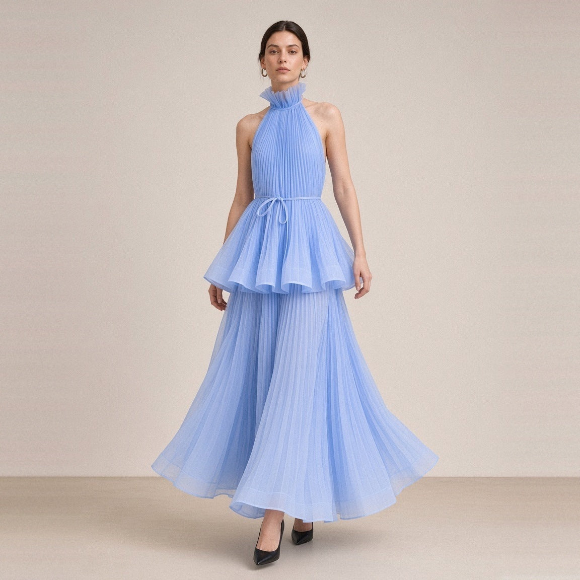Robe longue plissée SAKIWE bleu ciel portée, en marchant
