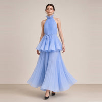 Robe longue plissée SAKIWE bleu ciel portée, en marchant