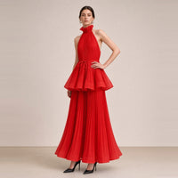 Robe longue plissée SAKIWE rouge portée, de face