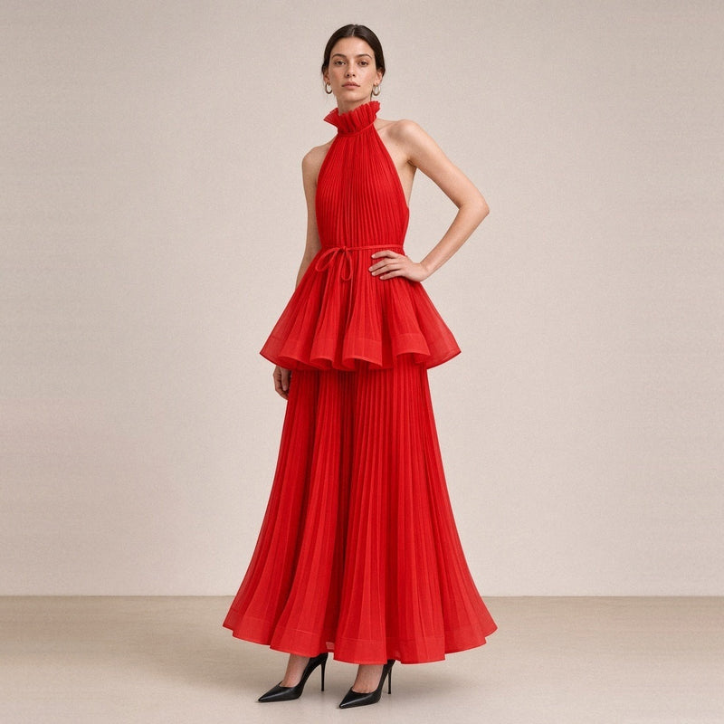 Robe longue plissée SAKIWE rouge portée, de face