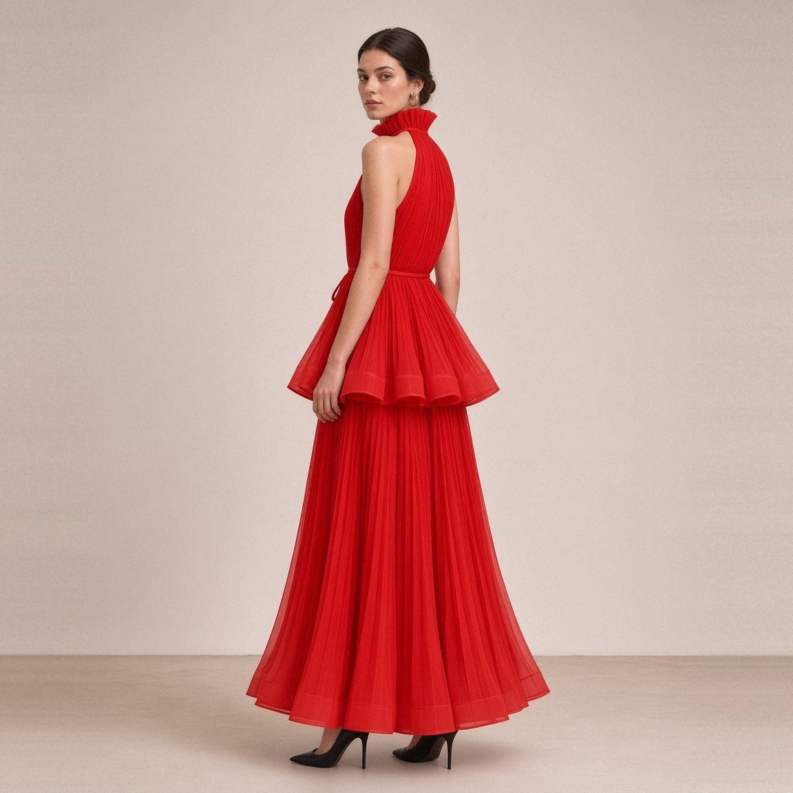Robe longue plissée SAKIWE rouge portée, de dos, trois quarts