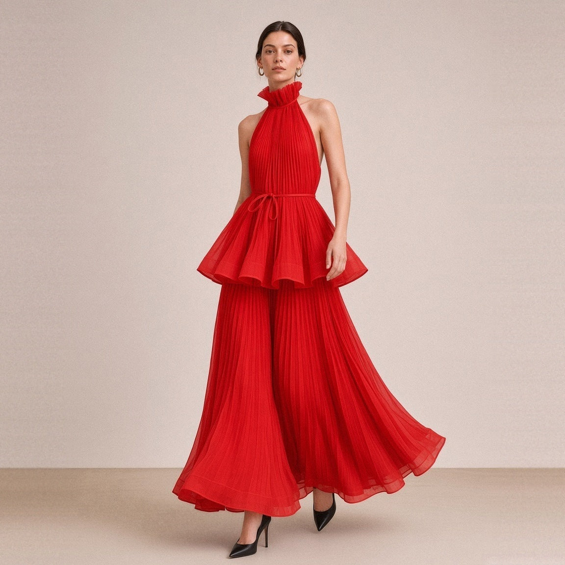 Robe longue plissée SAKIWE rouge portée, en marchant
